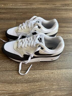 Nike White and Black Air Max 1